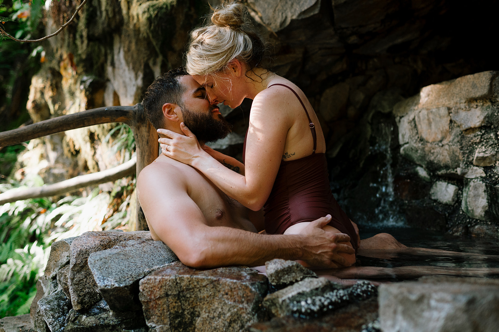 R and M embracing in a hot spring, enjoying a quiet moment together.