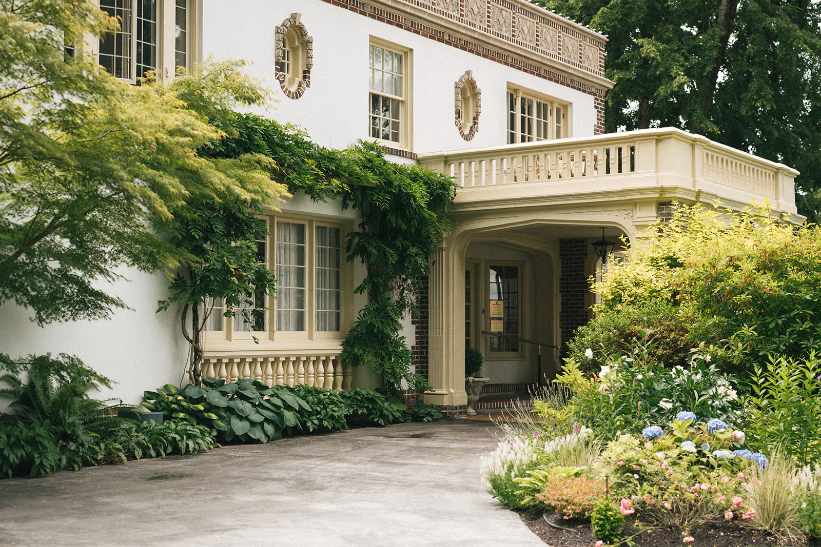 Front entrance of Lairmont Manor wedding venue with ivy and landscaped gardens in Bellingham